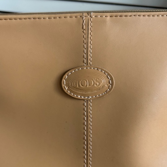 Tods 🤎 Classic luggage color shoulder bag -Very good condition!! 💯% authentic - Picture 3 of 13